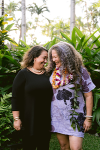 At the 2022 Ho‘okele Awards, Micky Huihui of the Hawai‘i People’s Fund with Michelle Ka‘uhane, HCF senior vice president and chief impact officer.